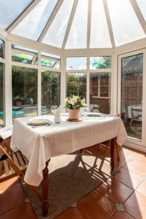 Cosy Homely House with Conservatory and Garden